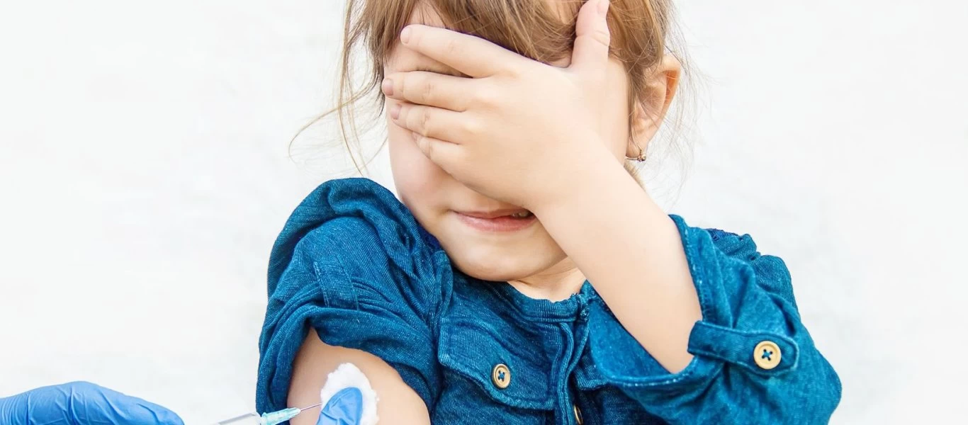 «Φρένο» από Γερμανό ειδικό για τον εμβολιασμό των παιδιών: «Δεν είναι τόσο απλό σαν να δίνουμε μια καραμέλα»